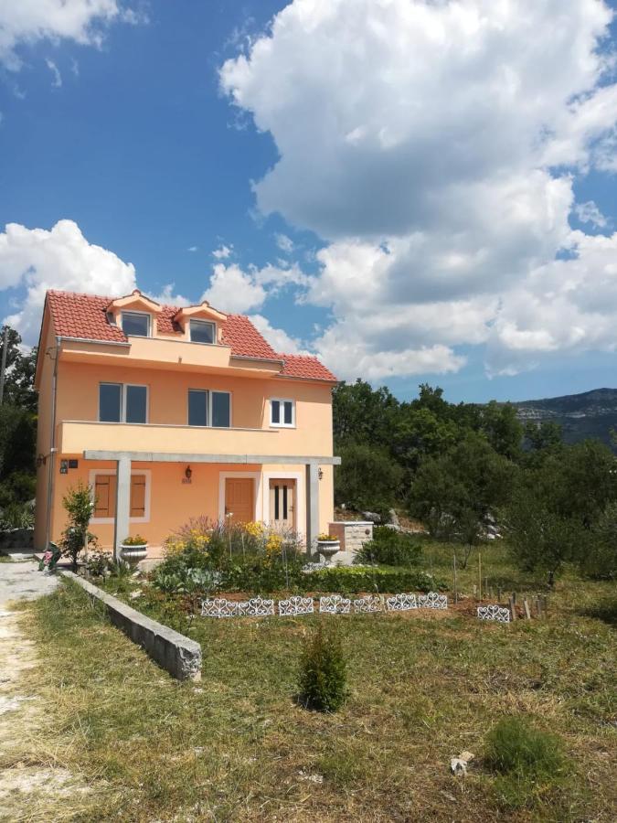 Castello Flower Apartment Kastela Bagian luar foto