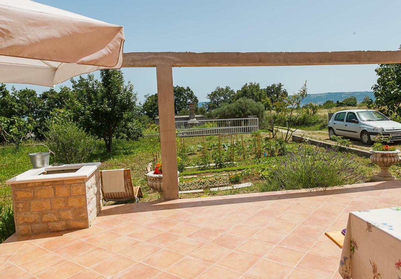 Castello Flower Apartment Kastela Bagian luar foto