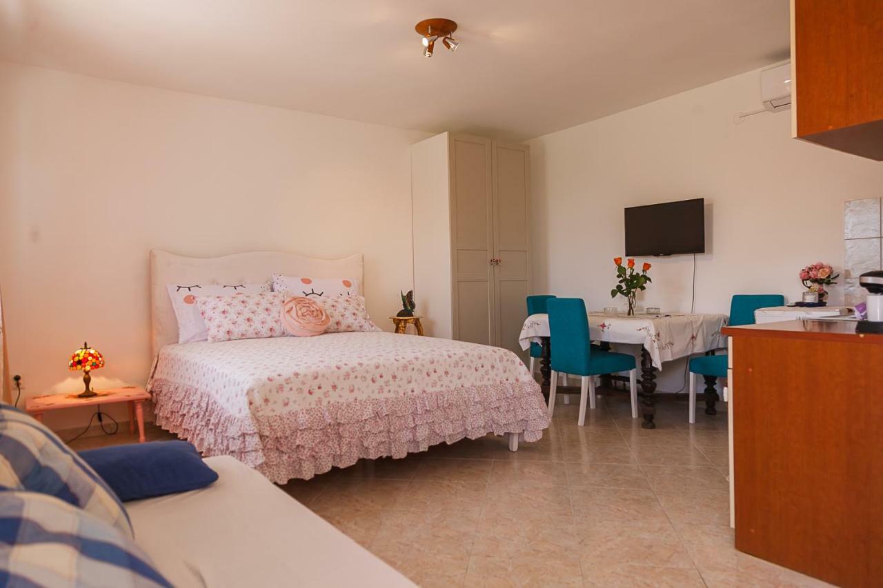 Castello Flower Apartment Kastela Bagian luar foto