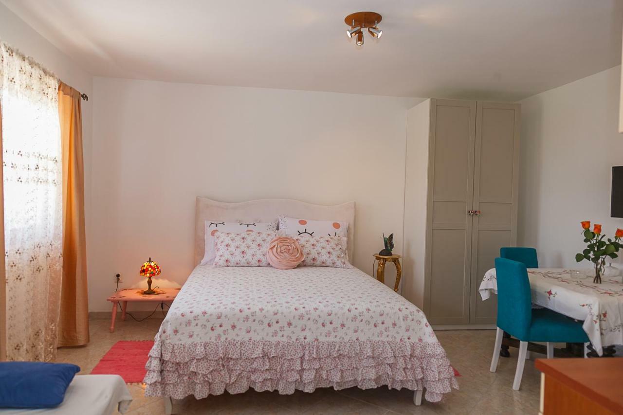 Castello Flower Apartment Kastela Bagian luar foto