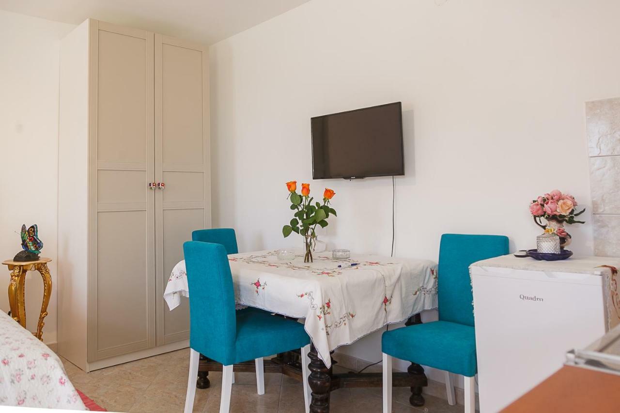 Castello Flower Apartment Kastela Bagian luar foto